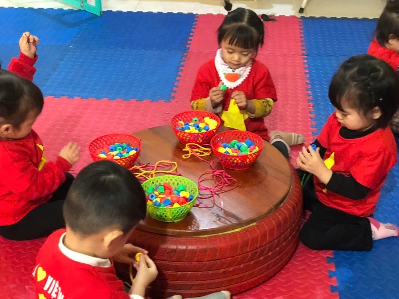 Hoạt động phù hợp nhiều độ tuổi là xâu hạt vòng cho bé