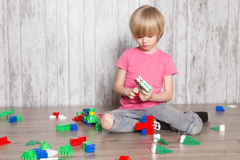 Hoạt động quen thuộc giúp bé tập trung là trò chơi xếp hình lego